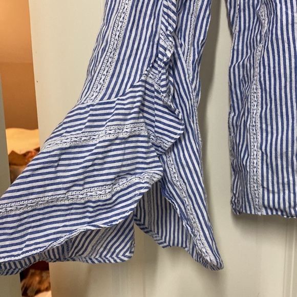 Blue and white striped float sleeve blouse - Picture 3 of 5
